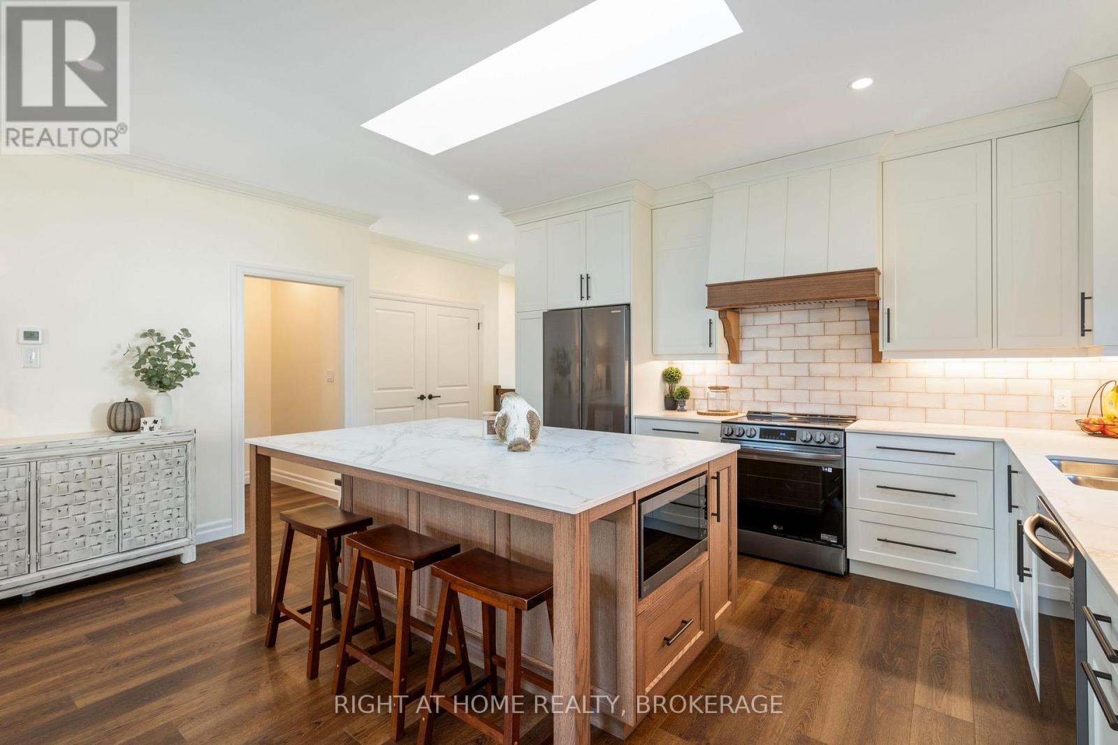 32B DOROTHY STREET - 23