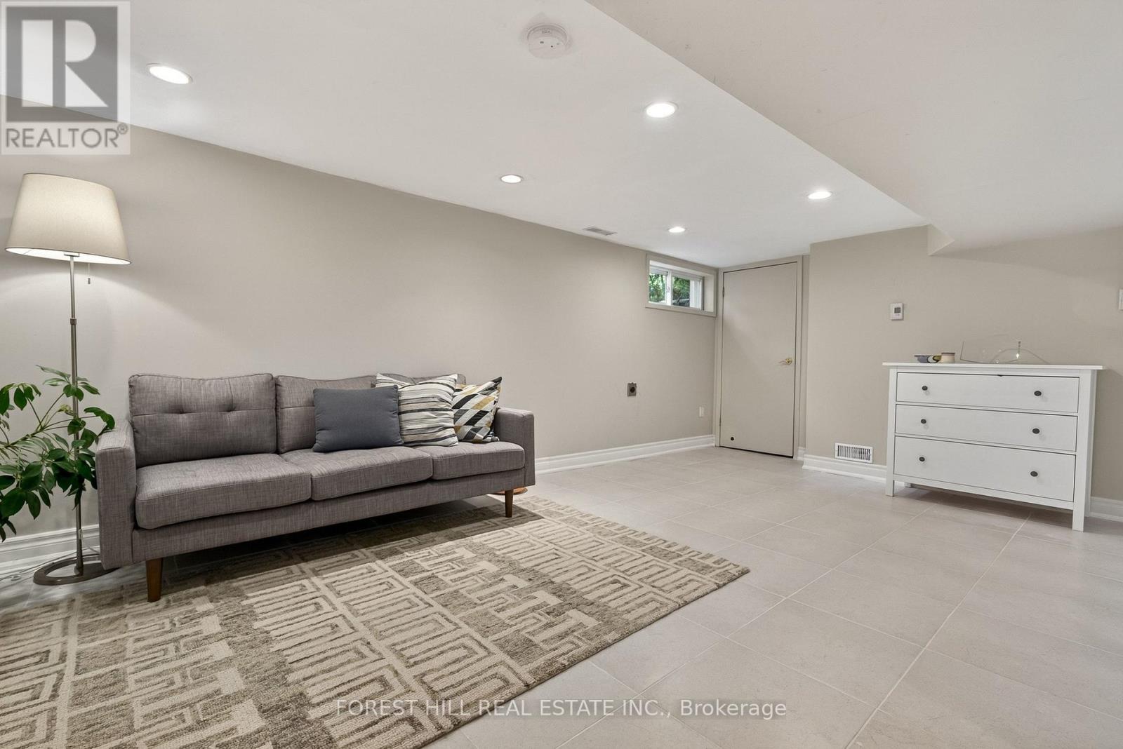10 HIGHCLIFF CRESCENT - 35
