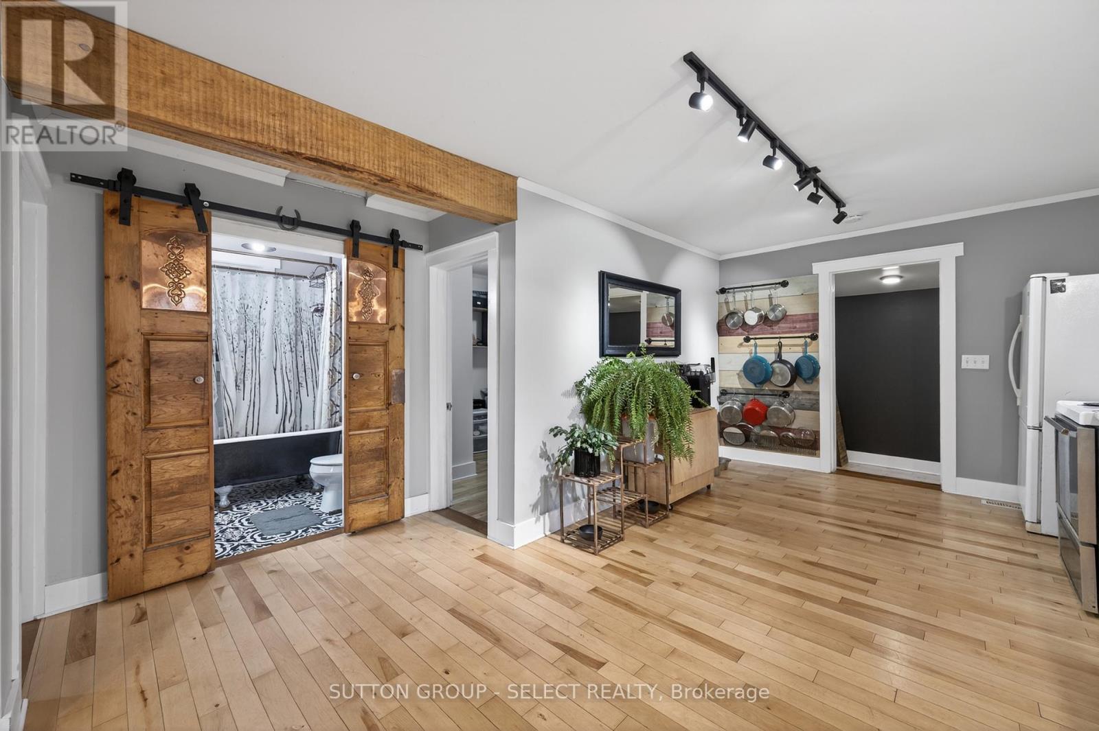 152 ELM STREET - 12