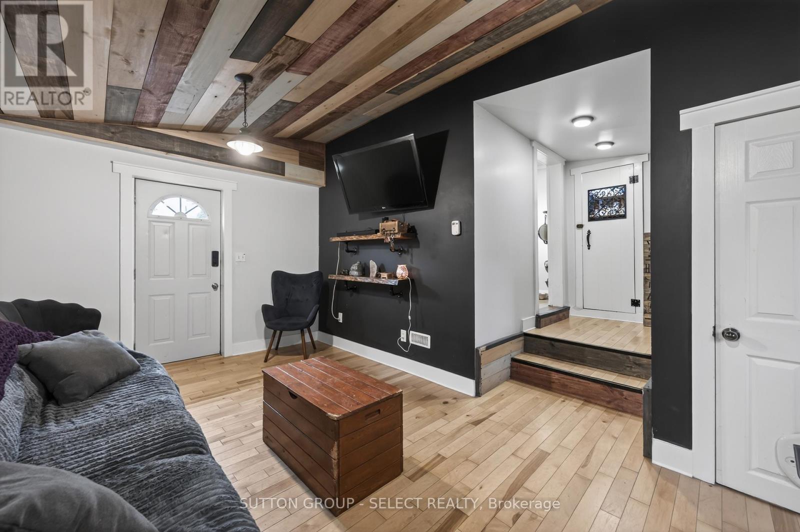 152 ELM STREET - 5