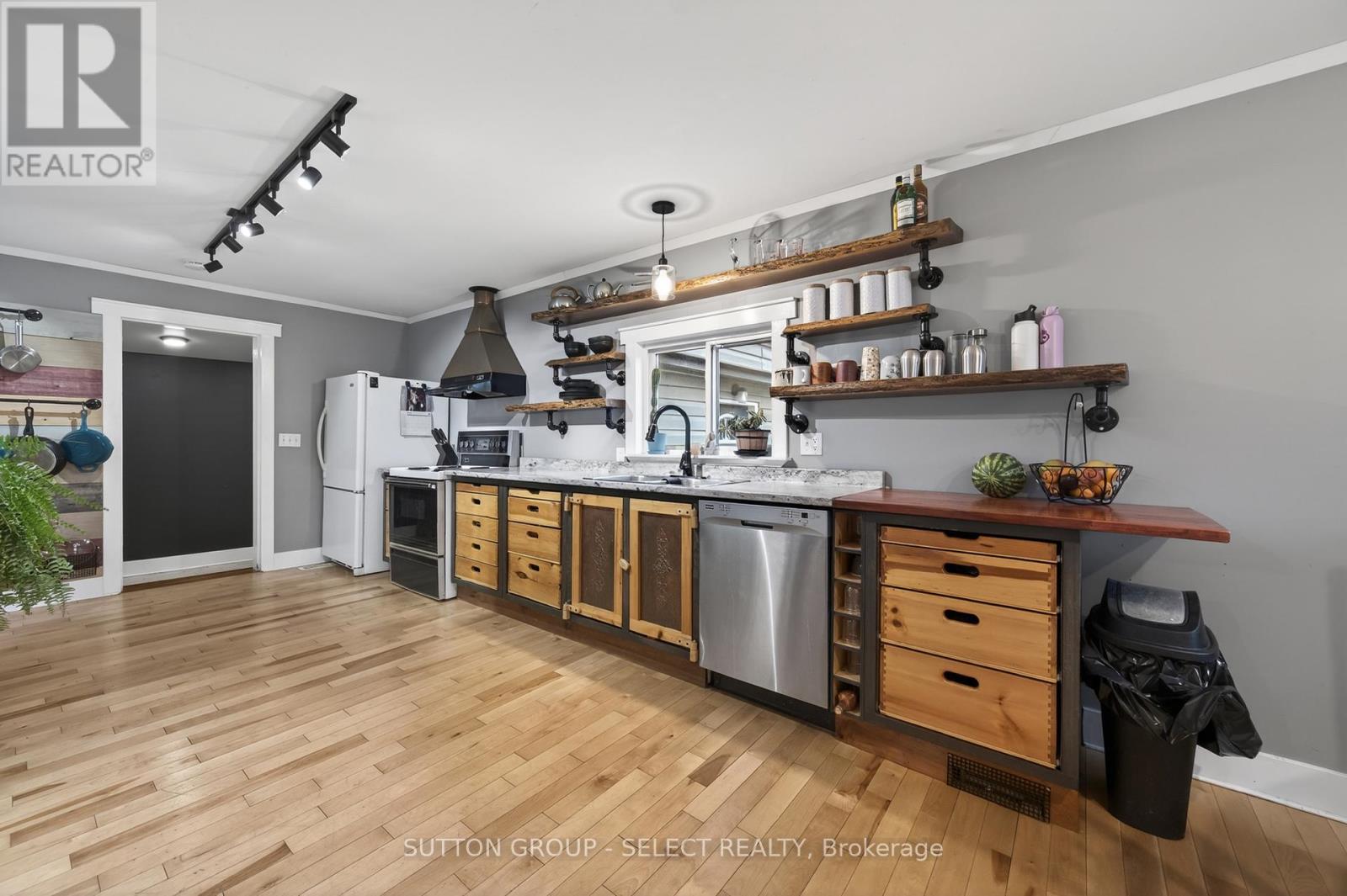 152 ELM STREET - 9