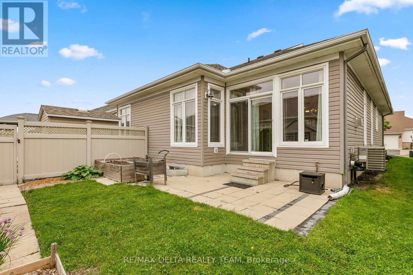 346 FARINCOURT CRESCENT - 25