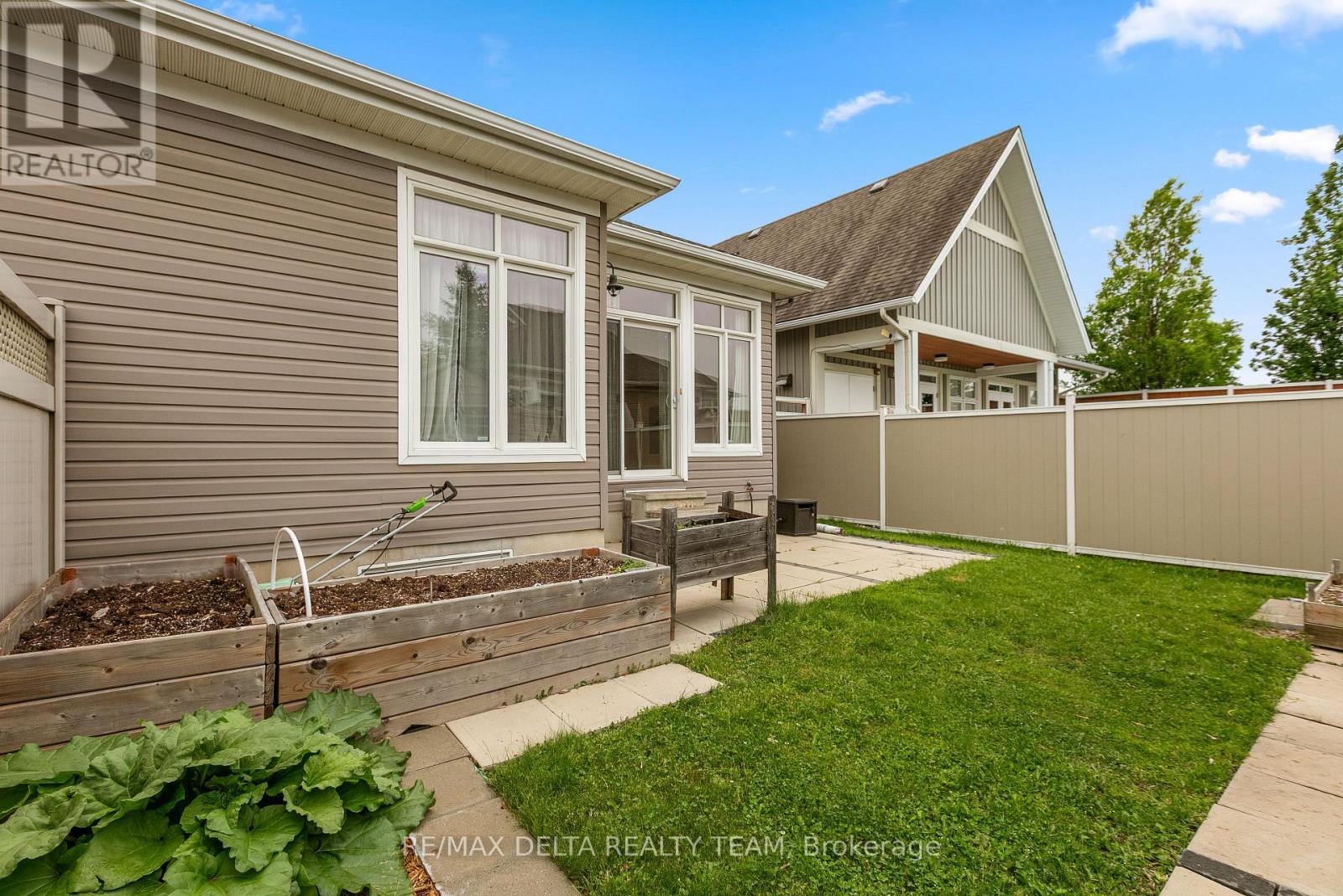 346 FARINCOURT CRESCENT - 28