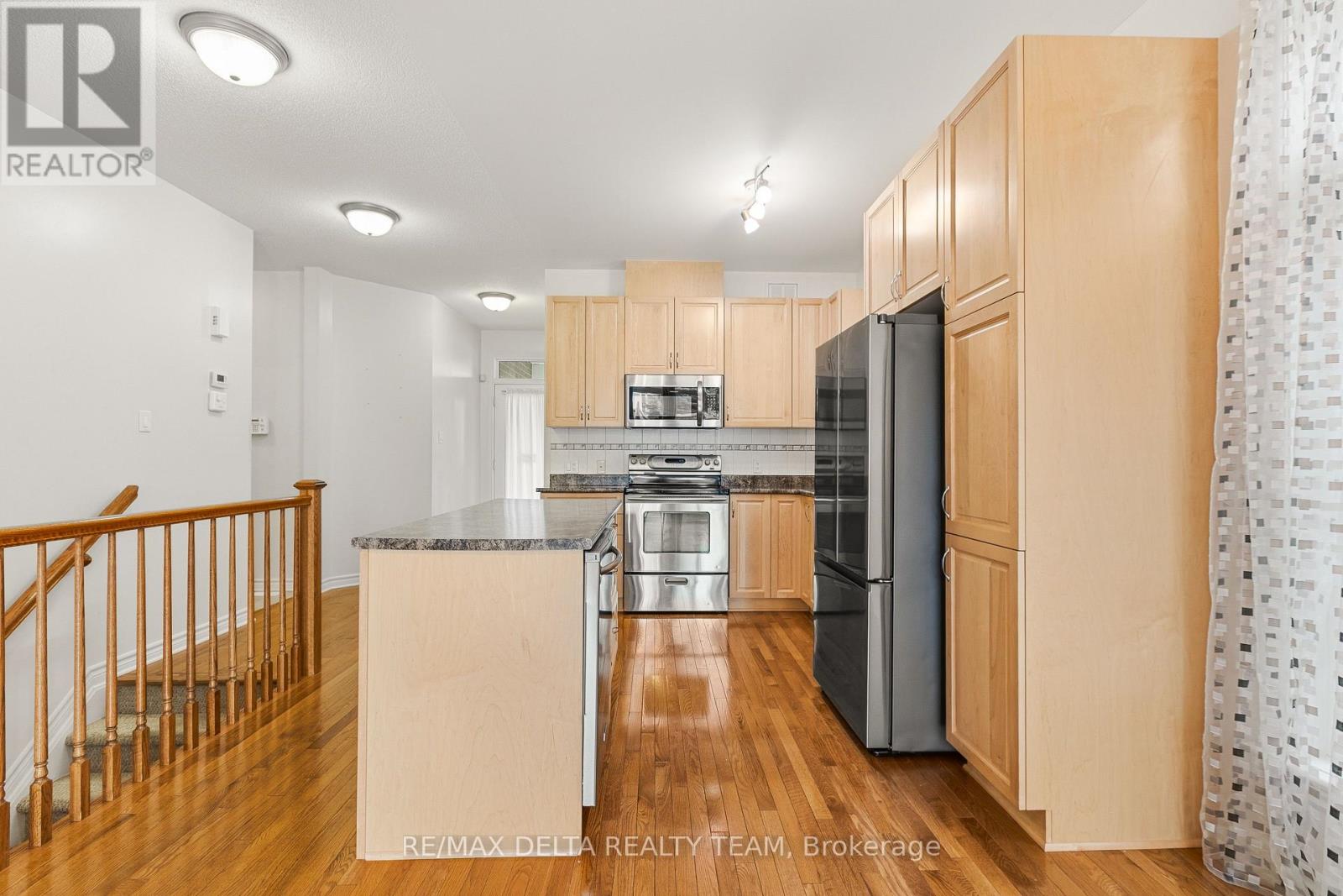 346 FARINCOURT CRESCENT - 5