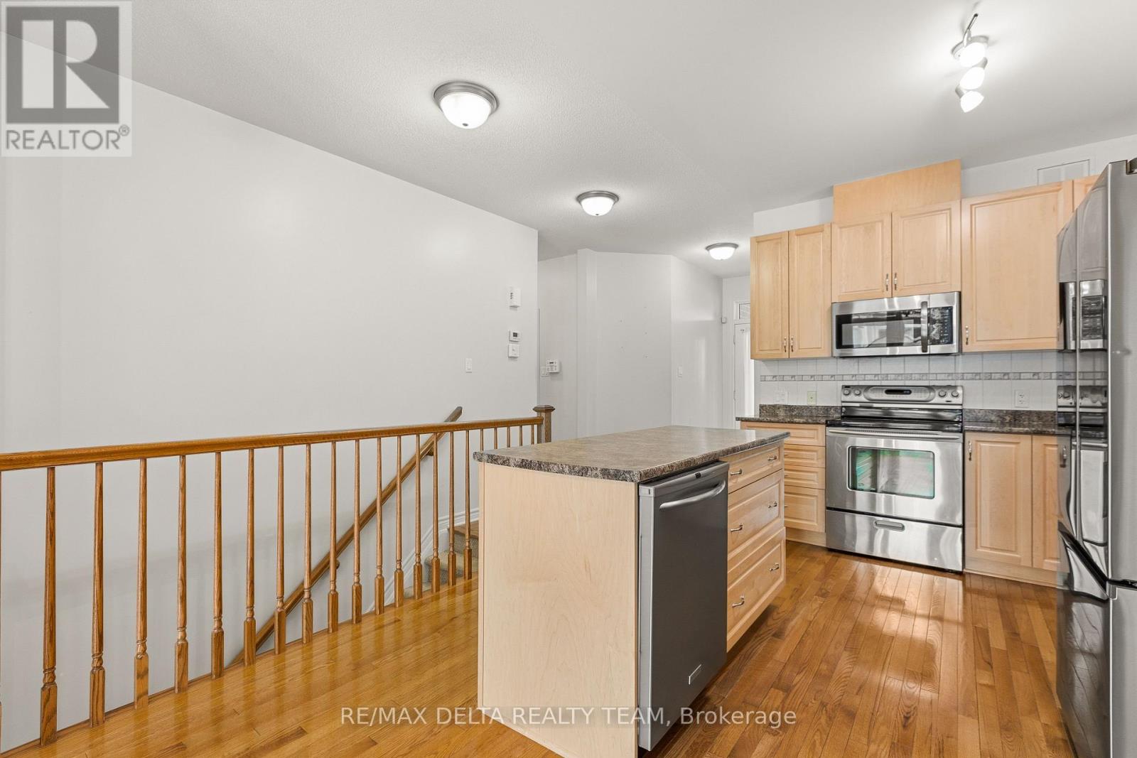 346 FARINCOURT CRESCENT - 6