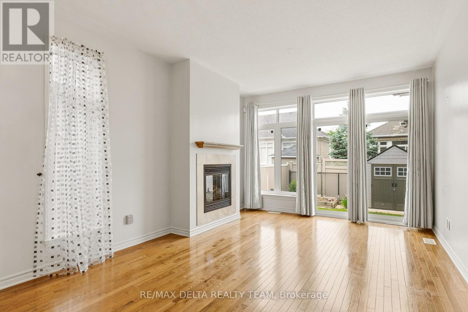 346 FARINCOURT CRESCENT - 8