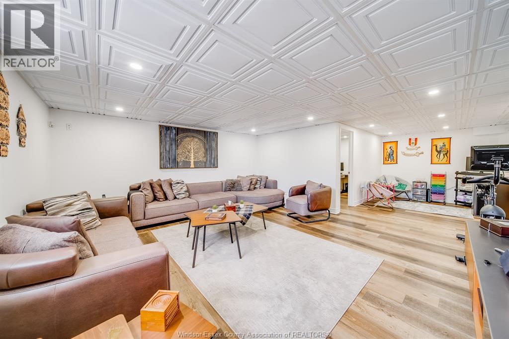 1488 IMPERIAL CRESCENT - 34