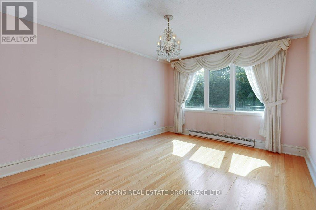 5 Bed, 3 Bath House for Sale in Ottawa – 35 ALEUTIAN ROAD, Ottawa – MLS# X13444176 - Image 9