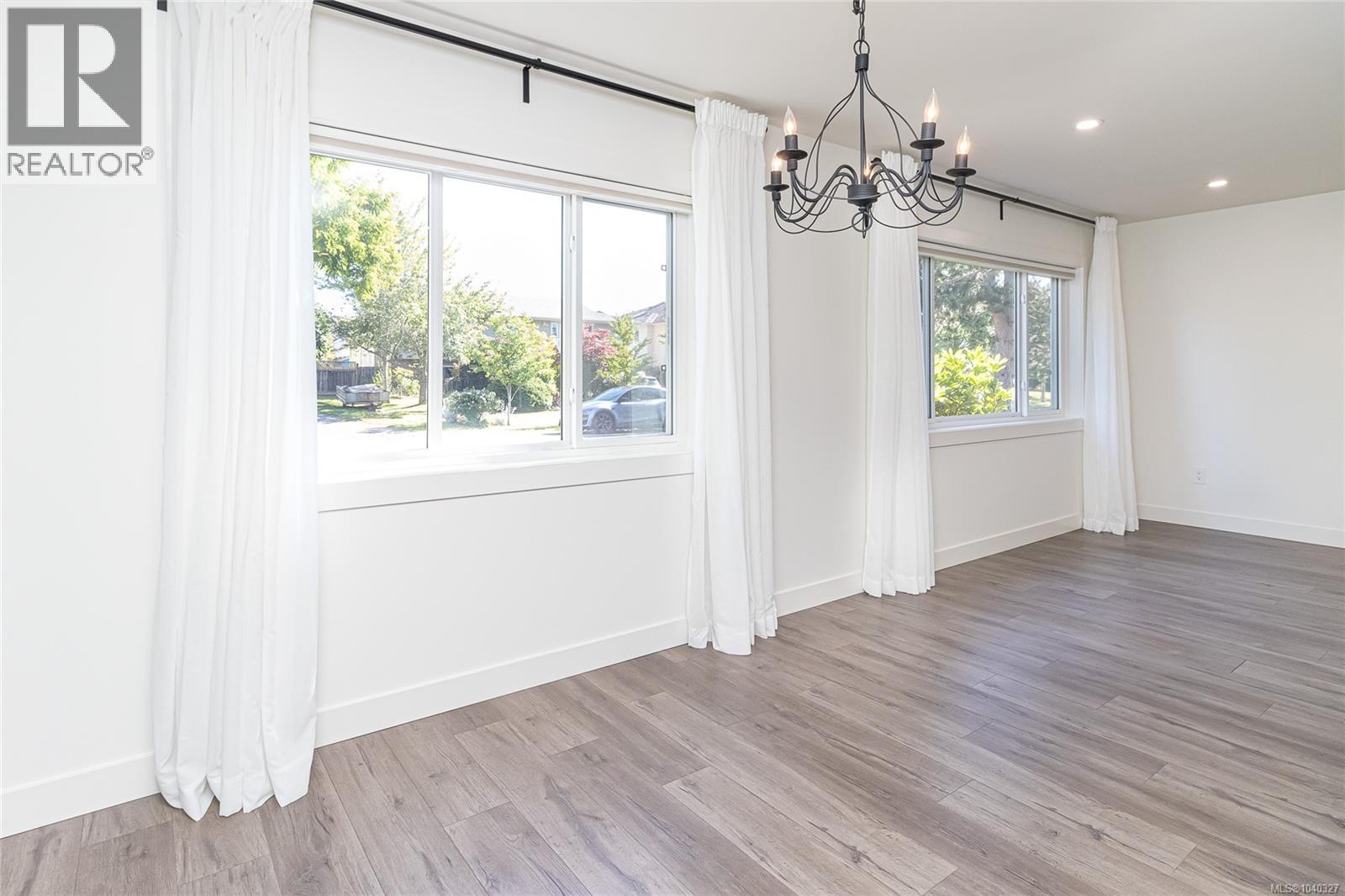  763 Viaduct Avenue East, Saanich