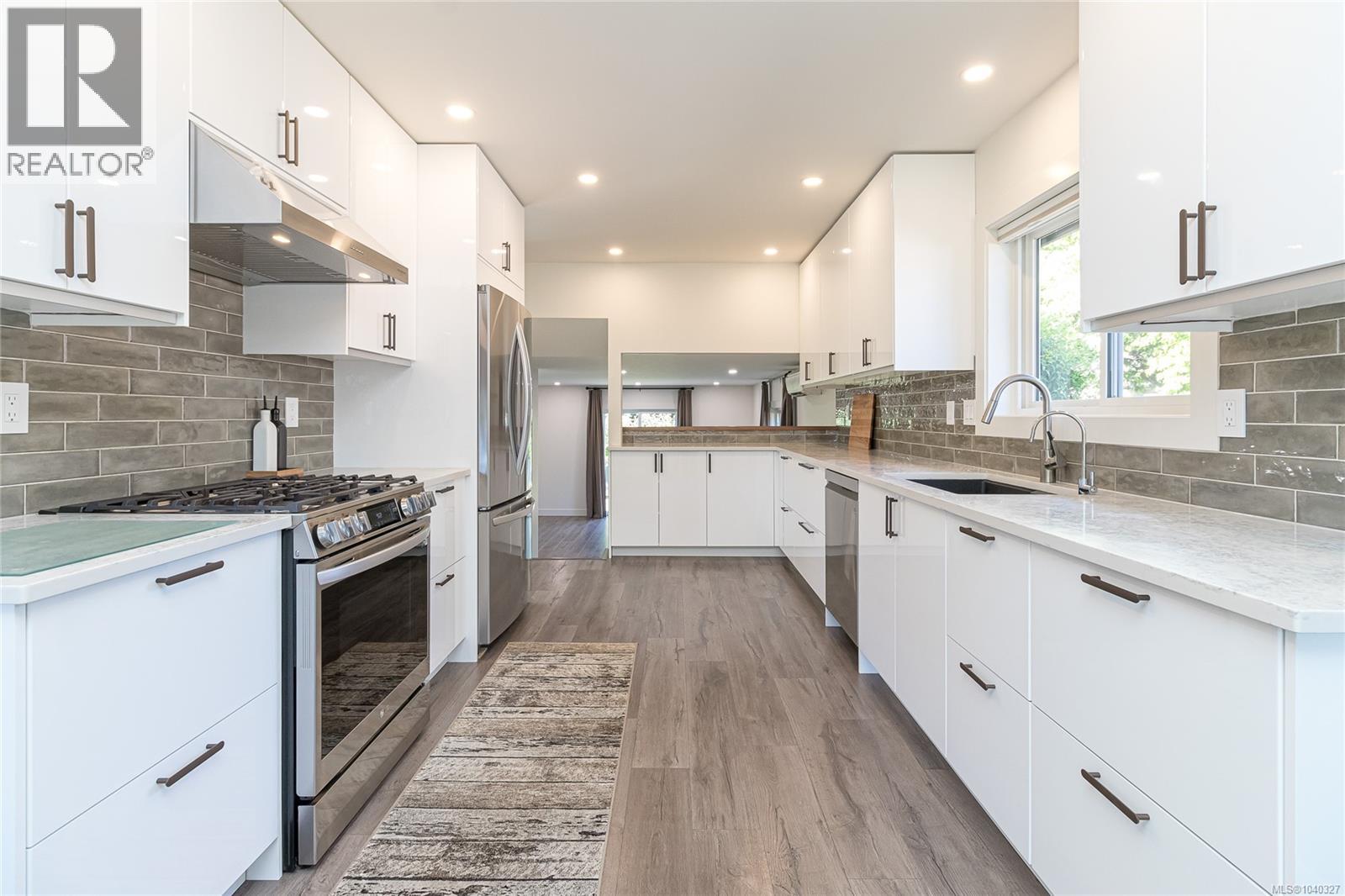  763 Viaduct Avenue East, Saanich