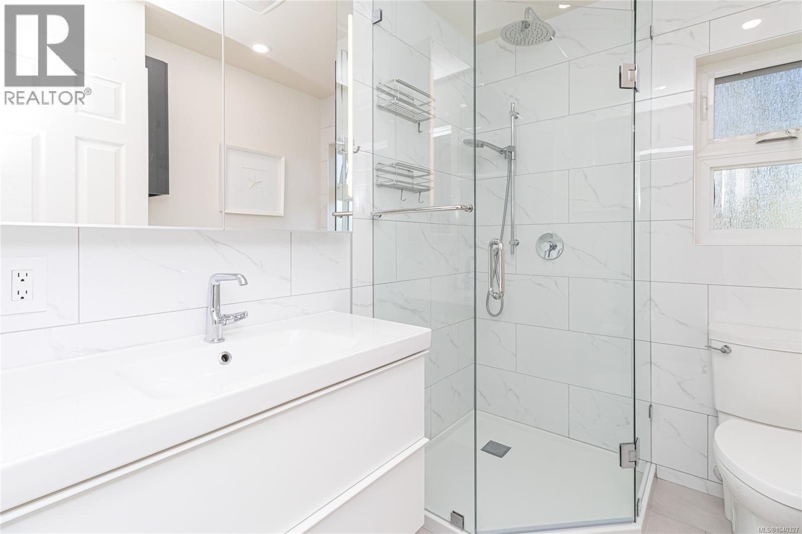  763 Viaduct Avenue East, Saanich