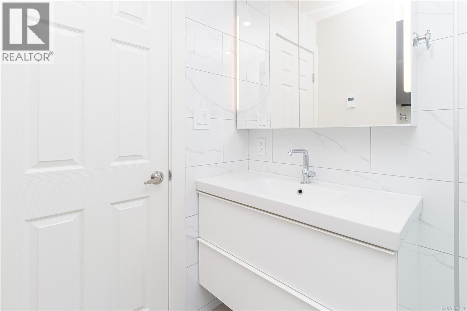 763 Viaduct Avenue East, Saanich