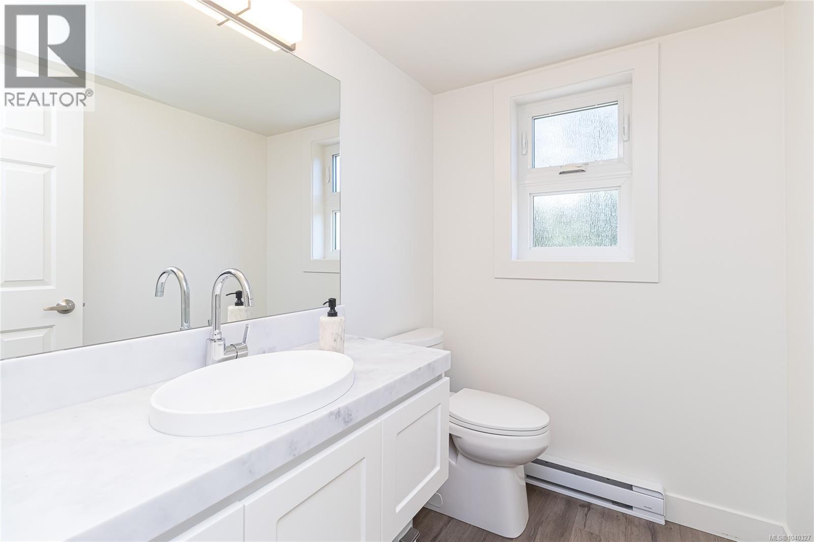  763 Viaduct Avenue East, Saanich