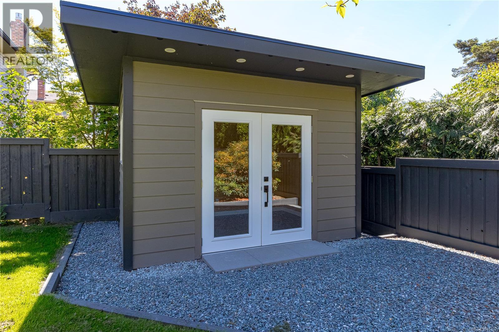  763 Viaduct Avenue East, Saanich