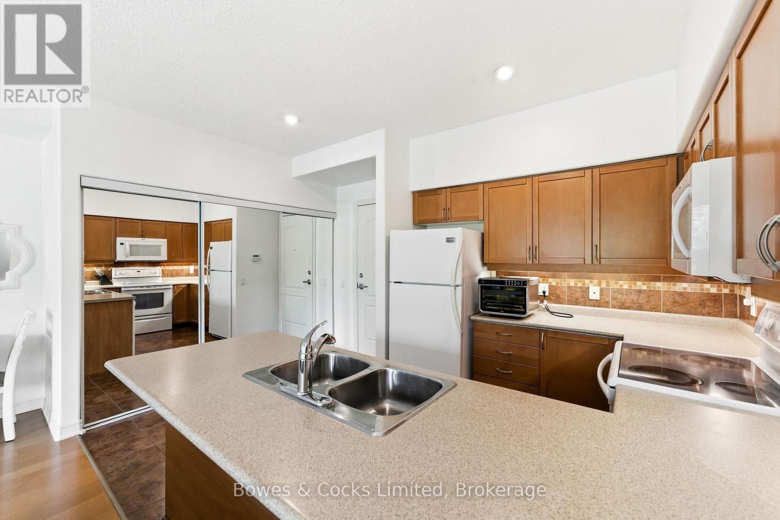 #110 869 CLONSILLA AVENUE - 11