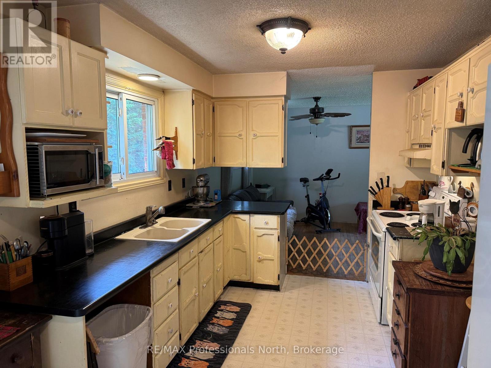 37 SPRUCE DRIVE S - 11
