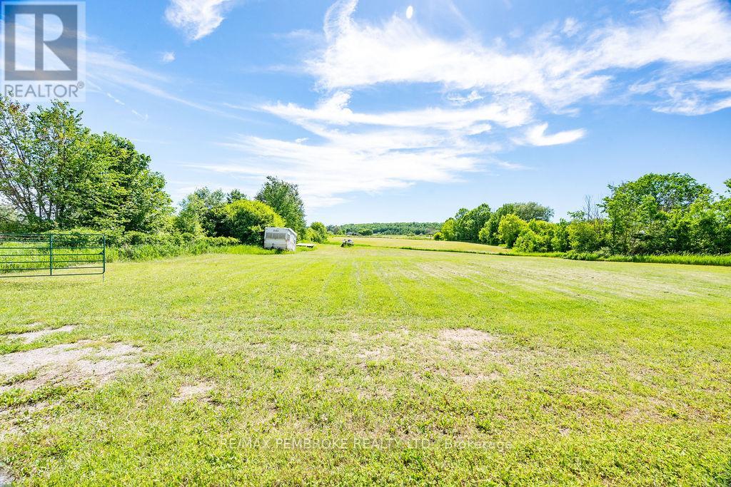 112 CORNERVIEW ROAD, Whitewater Region — photo 3