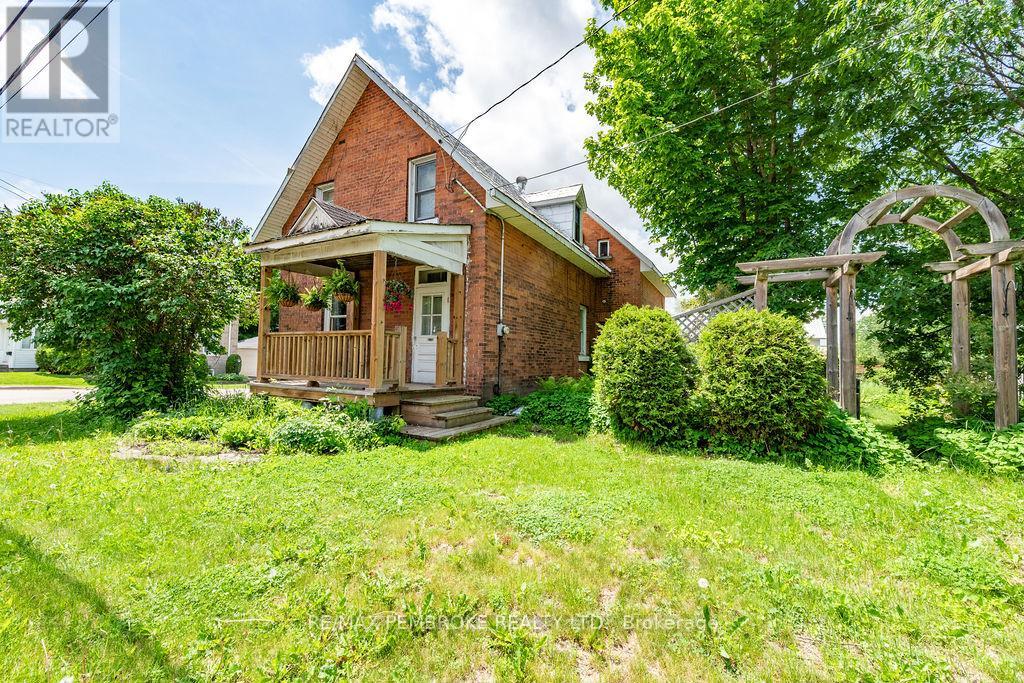 558 MACKAY STREET - 1