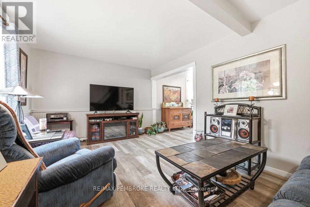 558 MACKAY STREET - 19