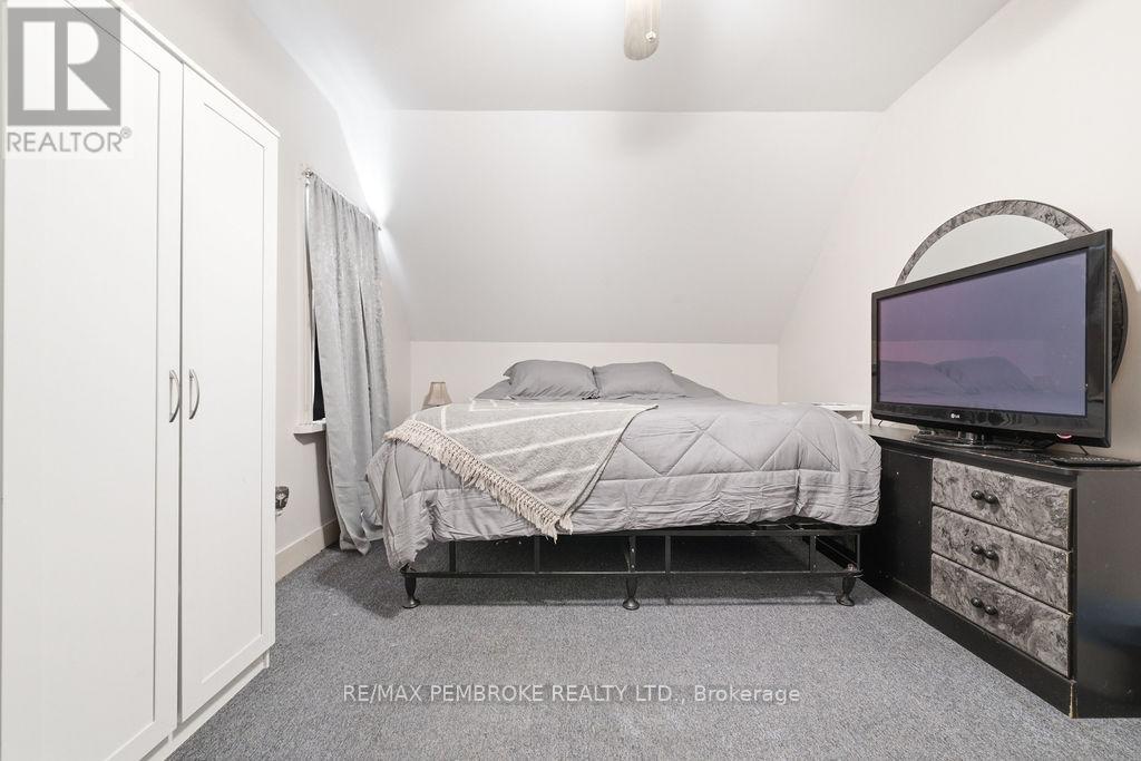 558 MACKAY STREET - 22