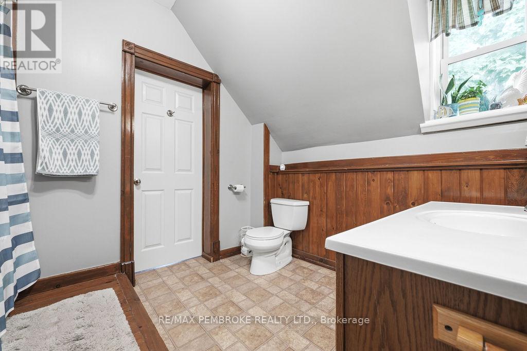 558 MACKAY STREET - 24