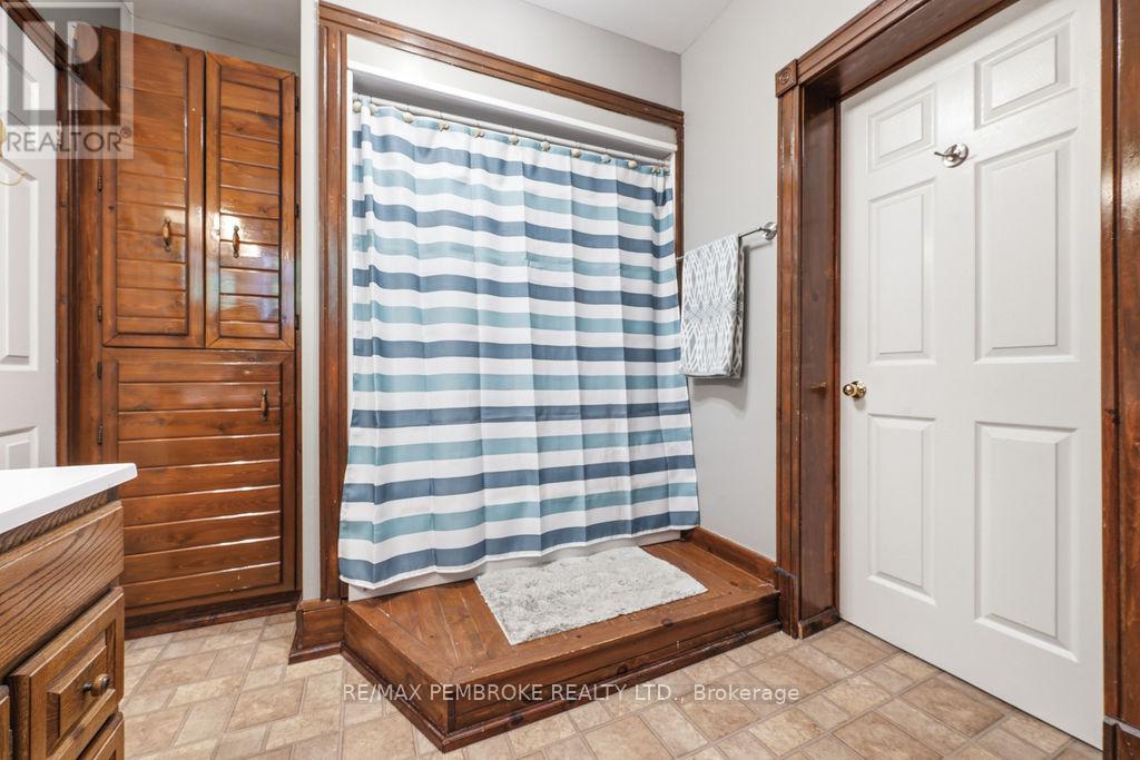 558 MACKAY STREET - 25