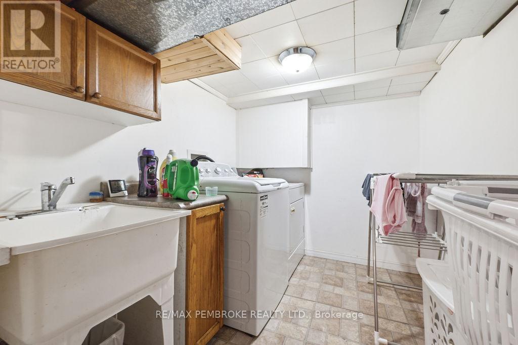 558 MACKAY STREET - 31