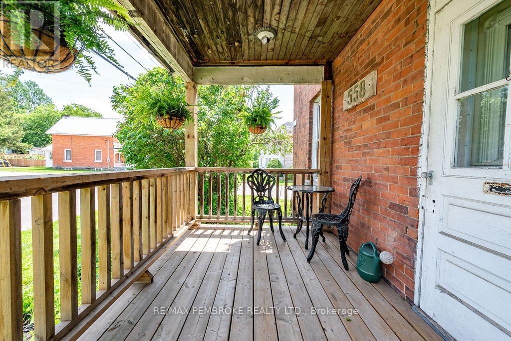 558 MACKAY STREET - 33