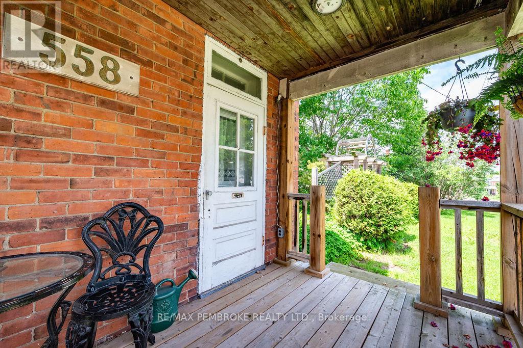 558 MACKAY STREET - 34