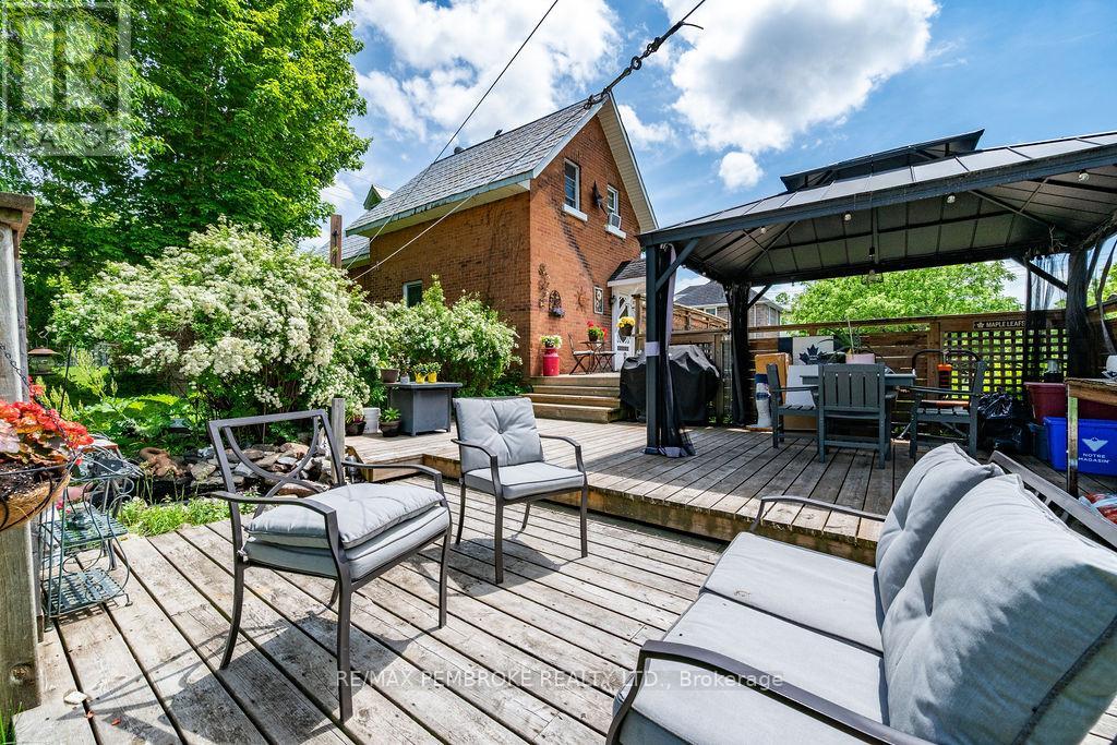 558 MACKAY STREET - 37