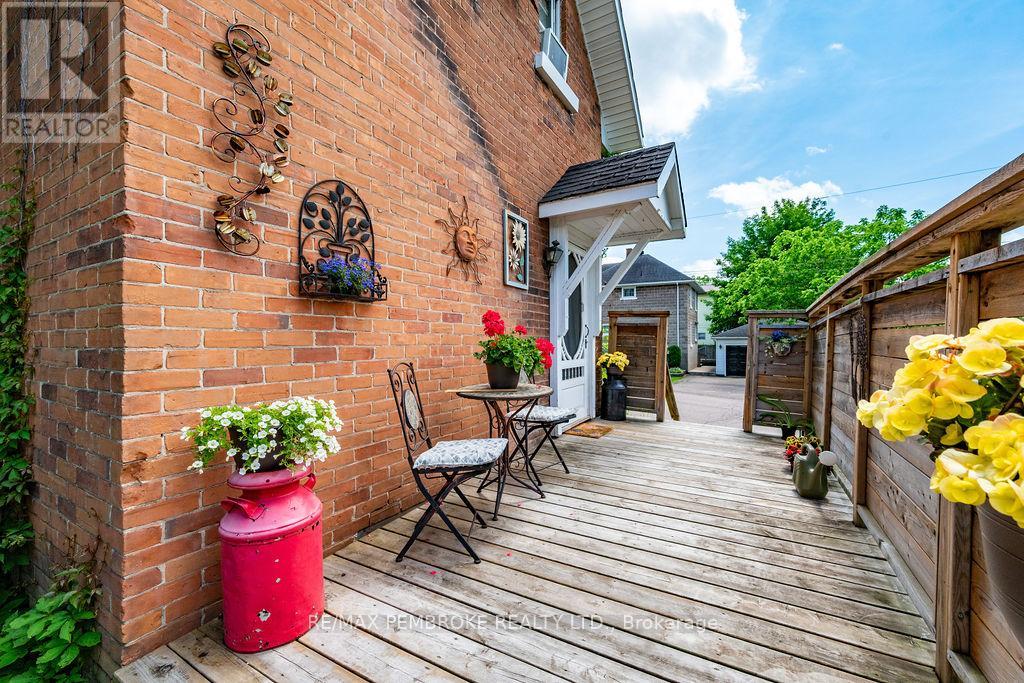 558 MACKAY STREET - 38