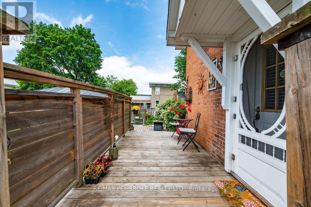 558 MACKAY STREET - 40