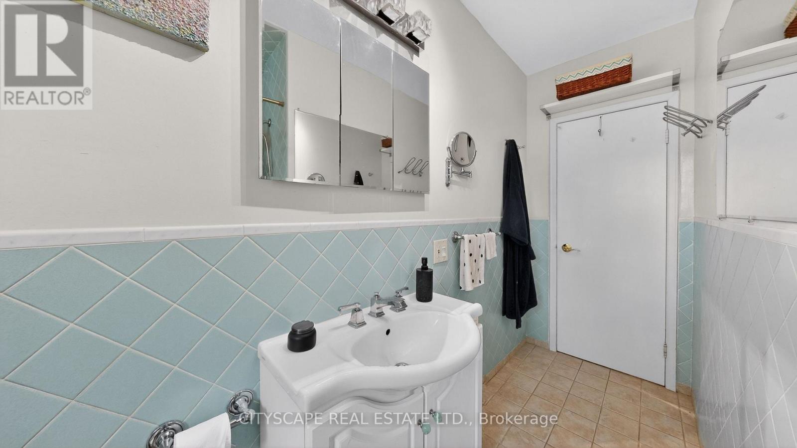 79 PAPERBIRCH DRIVE - 25