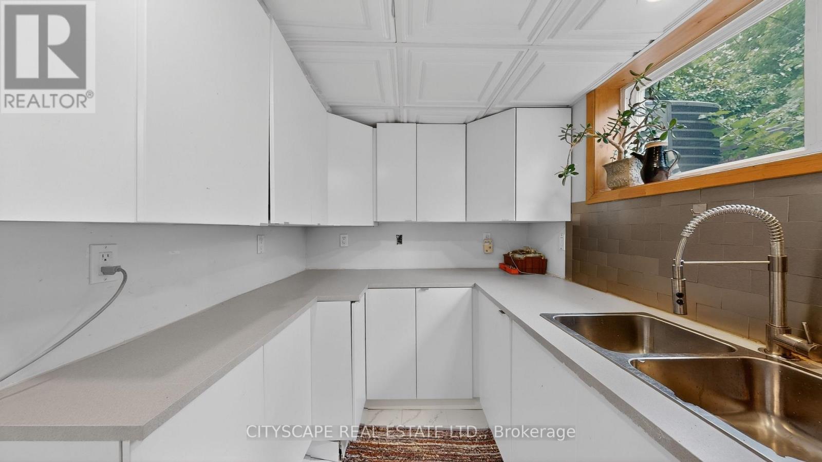 79 PAPERBIRCH DRIVE - 43