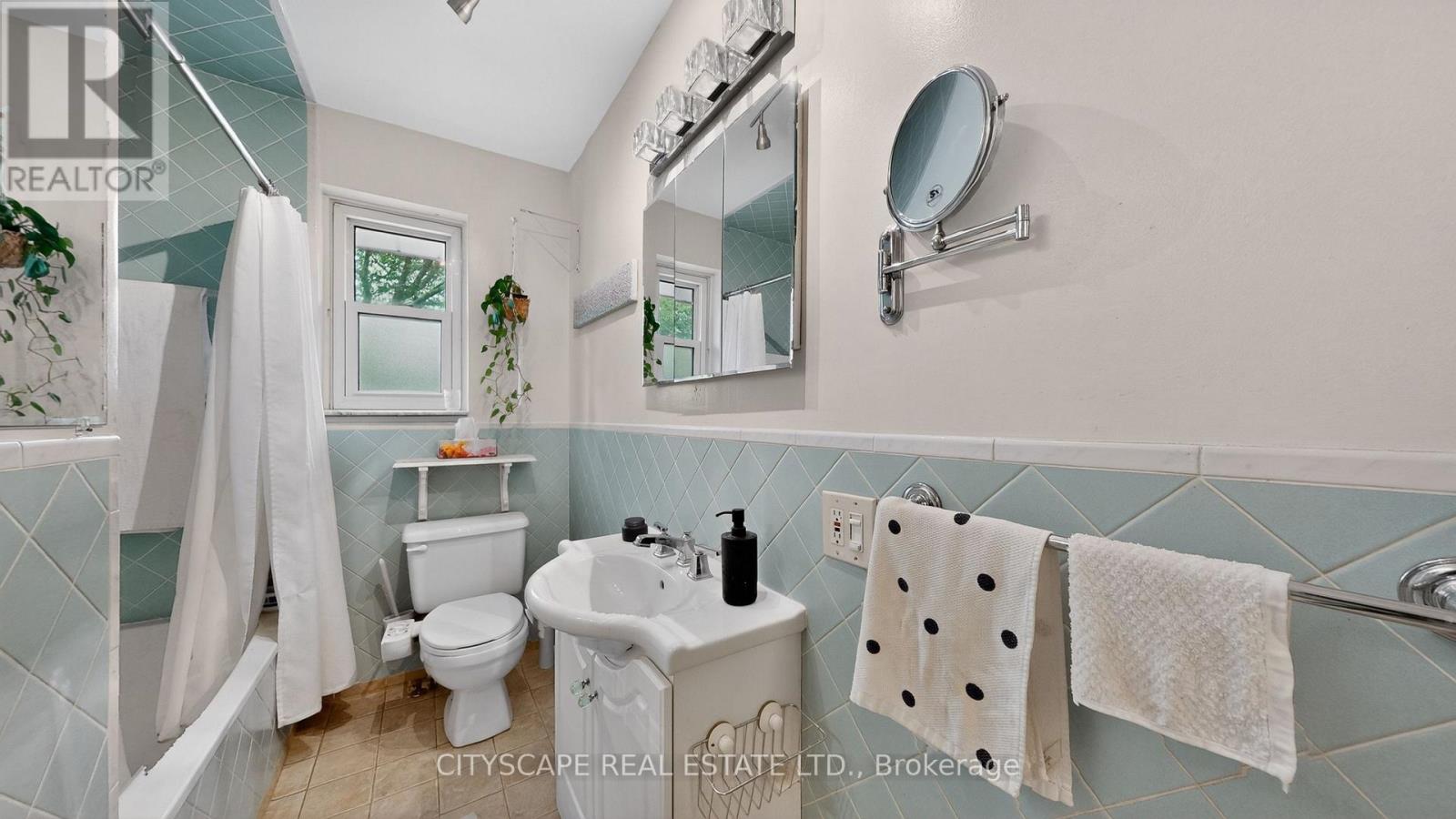 79 PAPERBIRCH DRIVE - 26
