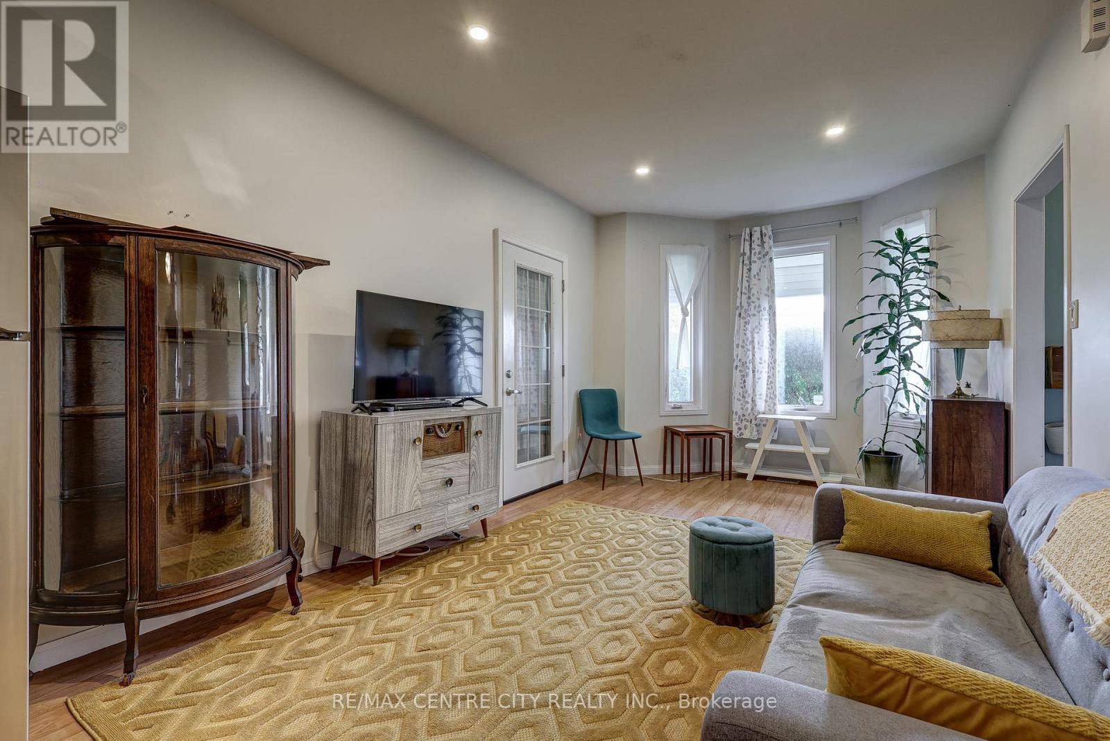 169 WELLINGTON STREET - 17