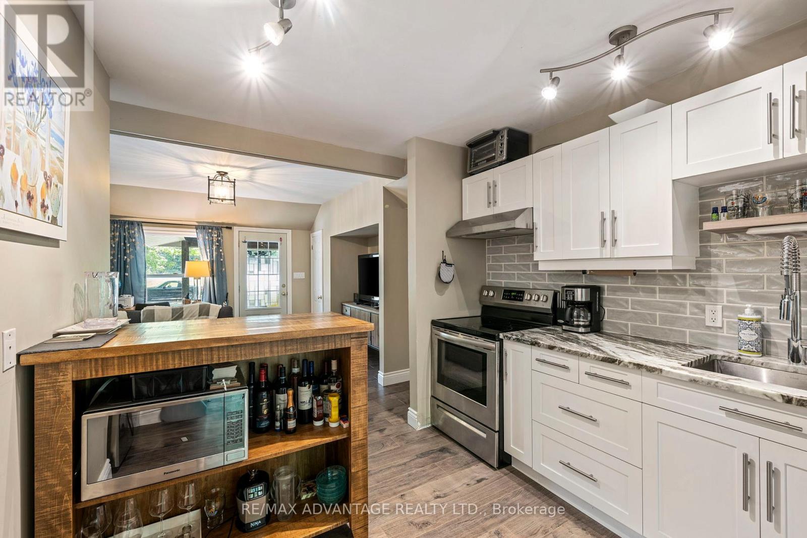 263 ONTARIO STREET S - 11