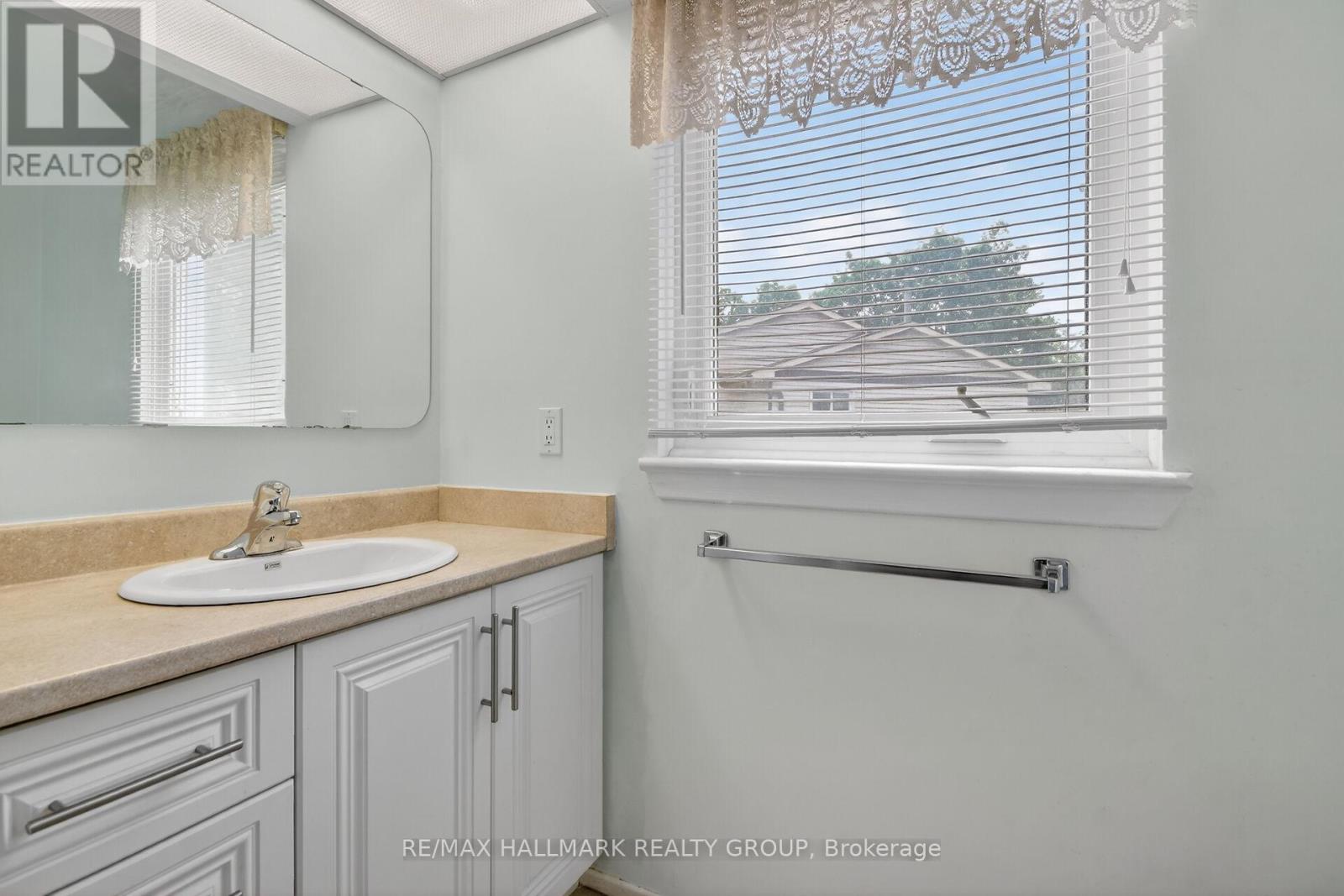 3 Bed, 2 Bath House for Sale in Ottawa – 38 AMHERST CRESCENT, Ottawa – MLS# X13439128 - Image 24