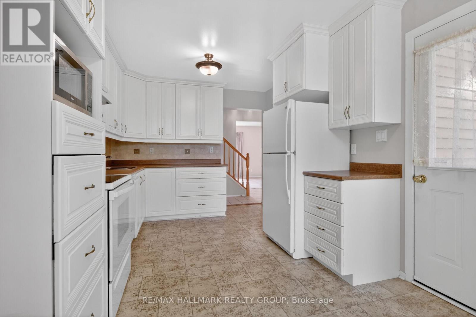 3 Bed, 2 Bath House for Sale in Ottawa – 38 AMHERST CRESCENT, Ottawa – MLS# X13439128 - Image 11