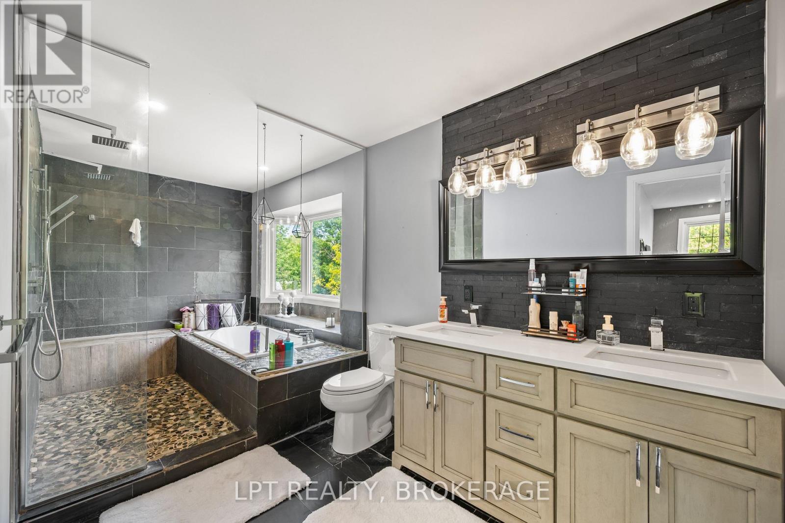 19 COLLEGEVIEW CRESCENT - 31