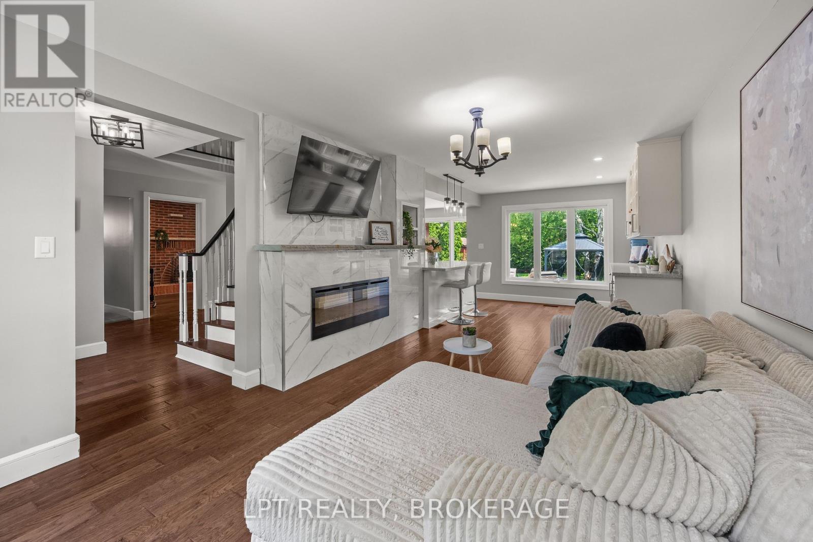 19 COLLEGEVIEW CRESCENT - 26