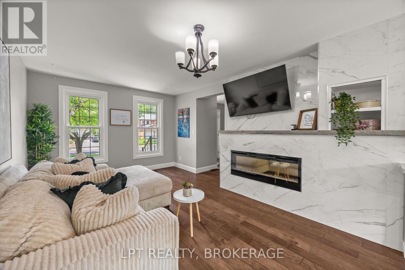 19 COLLEGEVIEW CRESCENT - 24