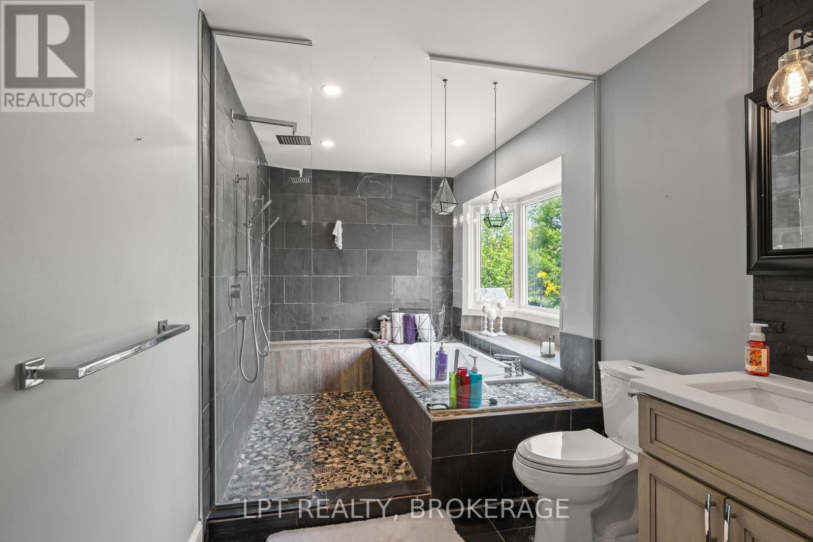 19 COLLEGEVIEW CRESCENT - 32