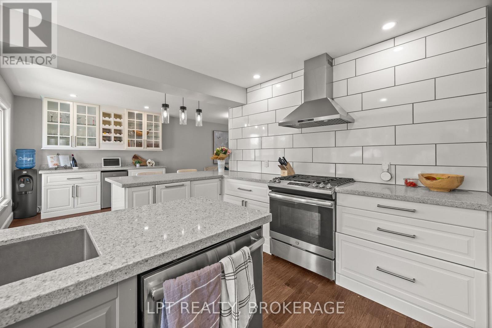 19 COLLEGEVIEW CRESCENT - 21