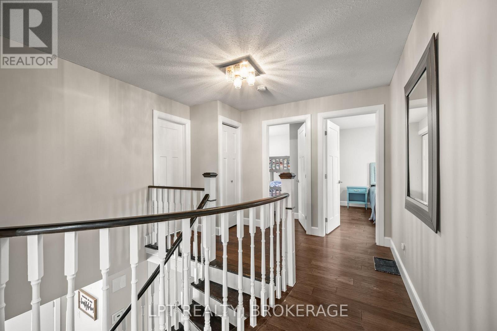 19 COLLEGEVIEW CRESCENT - 28