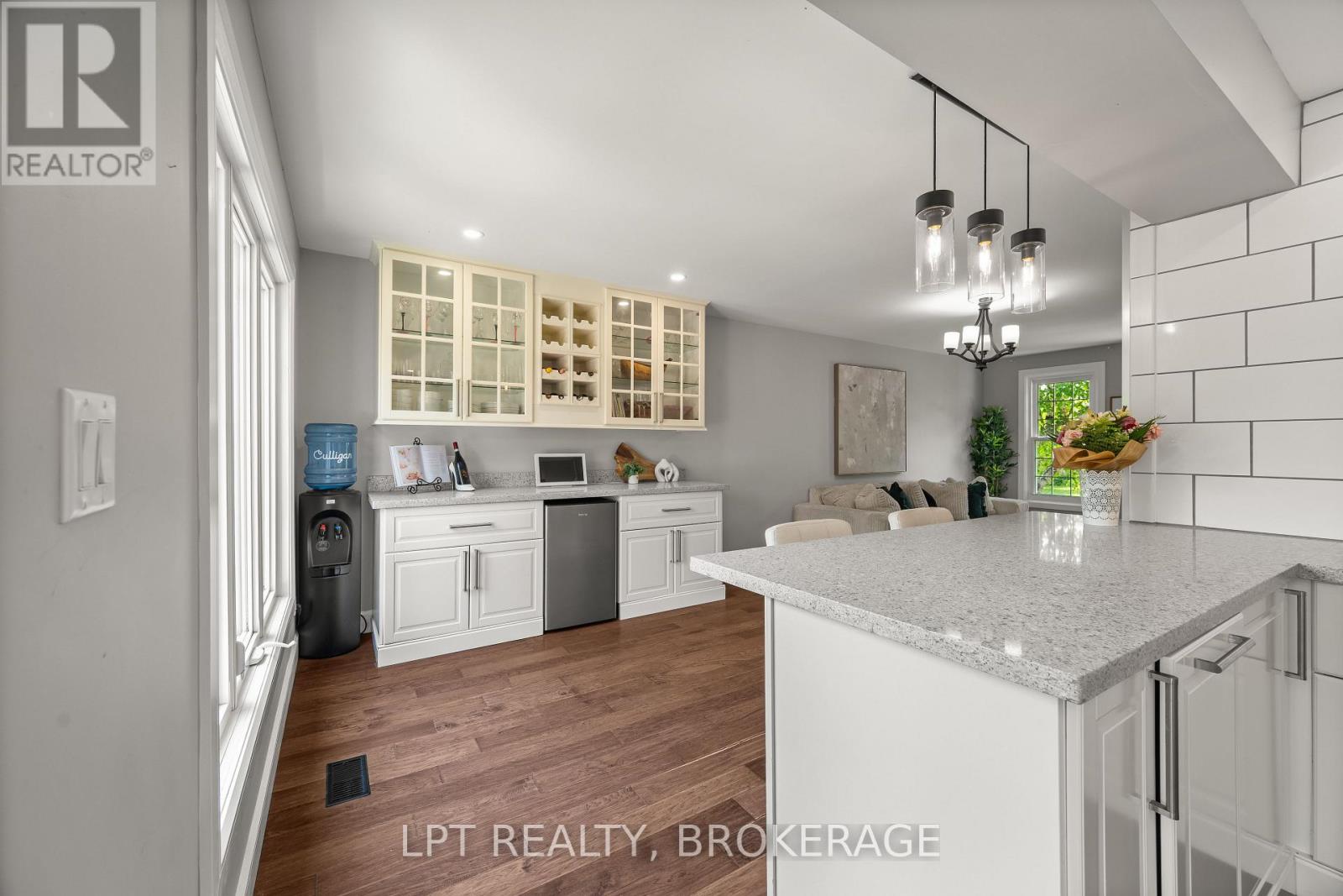 19 COLLEGEVIEW CRESCENT - 22