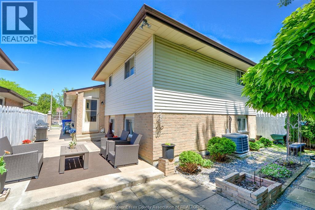 1651 COURTLAND - 27