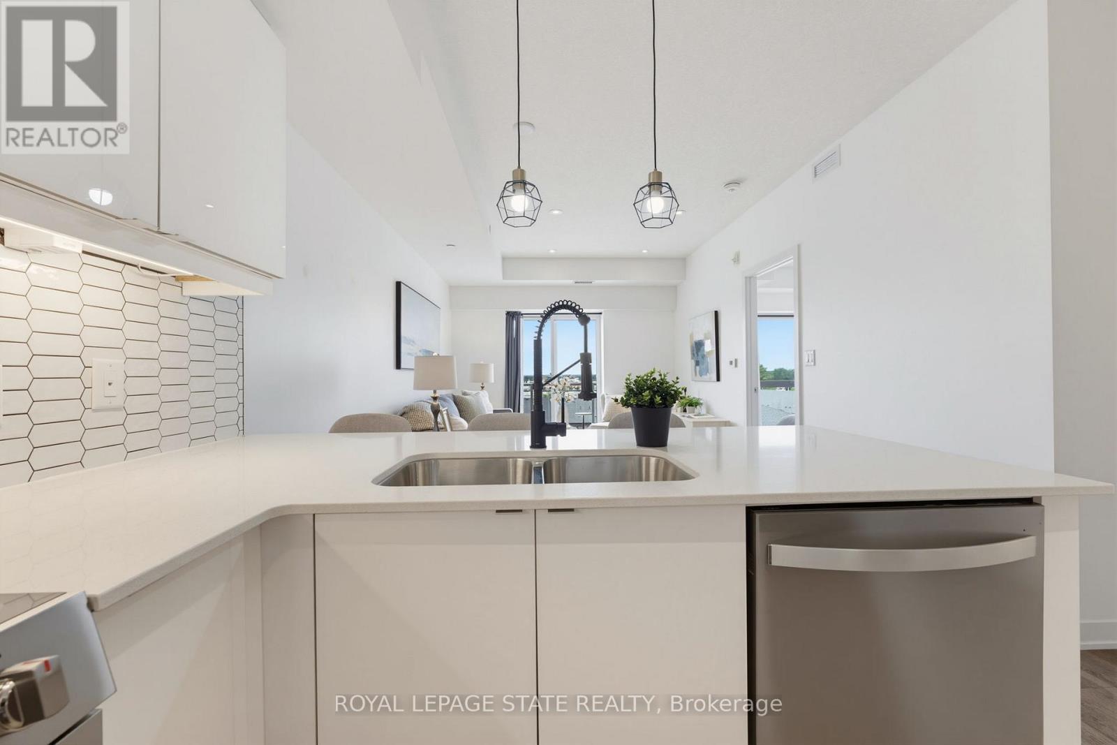#513 16 MARKLE CRESCENT - 1