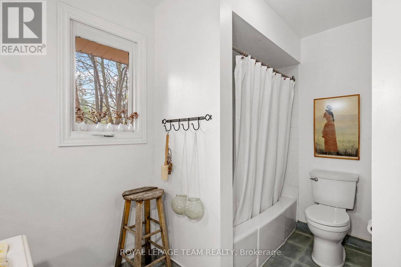 3 Bed, 2 Bath House for Sale in Ottawa – 33 RUTHERFORD CRESCENT, Ottawa – MLS# X13014178 - Image 28
