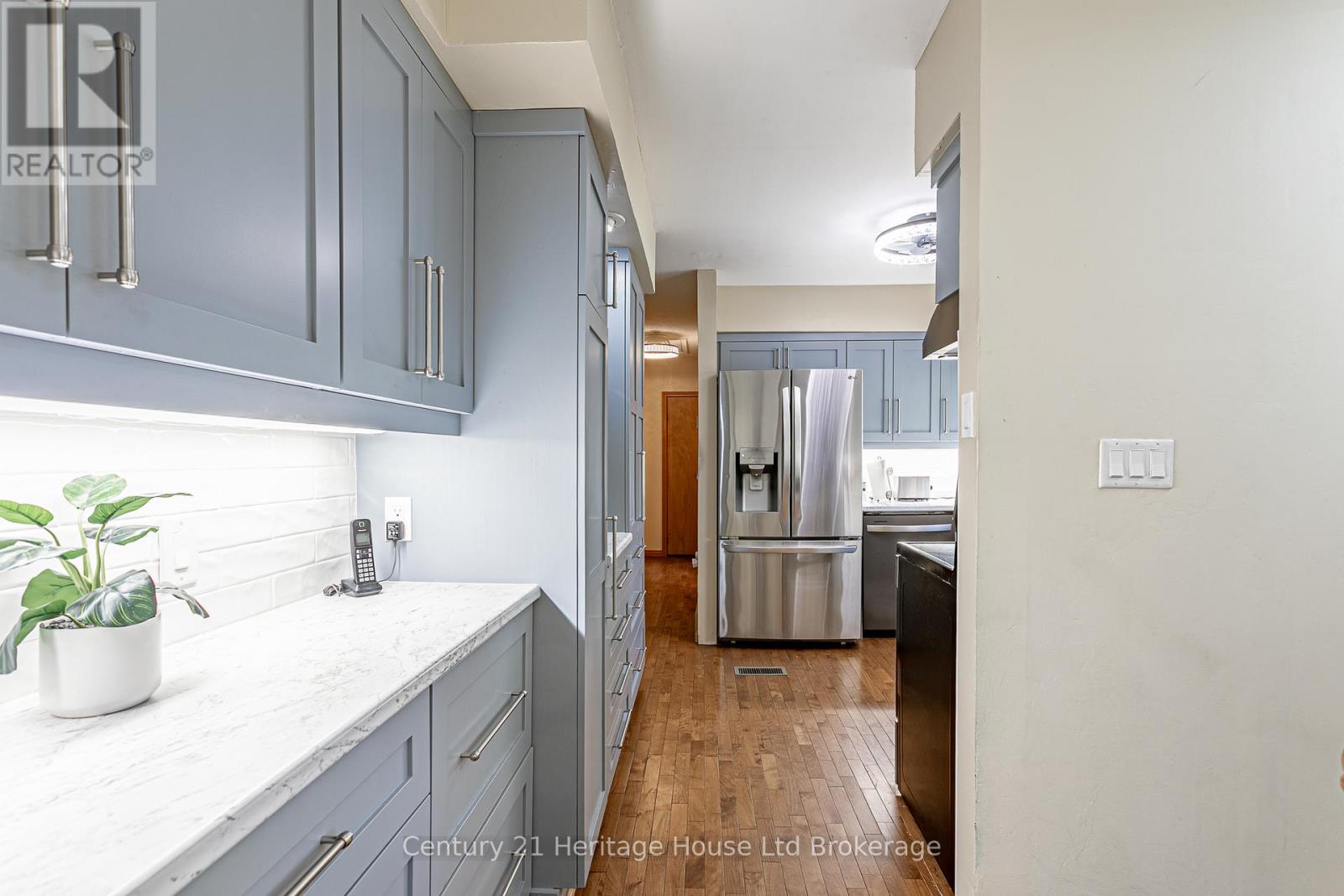 694 QUEEN STREET - 10